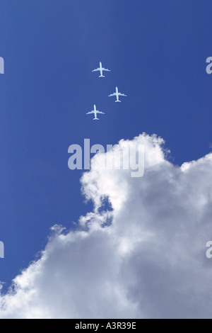 drei weiße Passagierflugzeuge in blauer Himmel Stockfoto