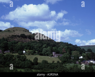 Die mittelalterliche Kirche, die am Cwmyoy in die schwarze Mountians unter Offa es Dyke in Wales gelehnt ist Stockfoto