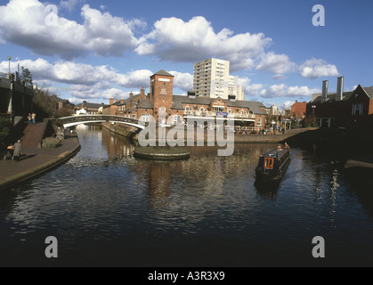 Ein Grachtenboot macht es sich durch das Zentrum von Birmingham Stockfoto