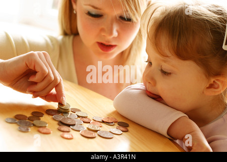 Mutter und Tochter Geld zählen Stockfoto