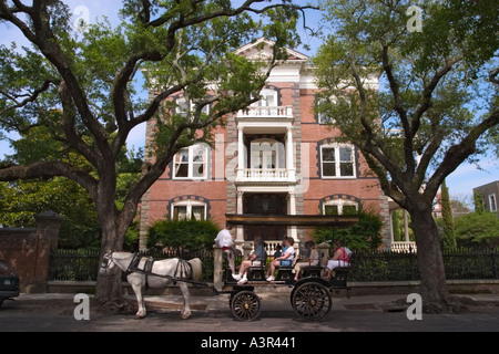 Pferd gezeichneten Wagen vor Calhoun Mansion C 1876 Meeting Street Charleston South Carolina Stockfoto