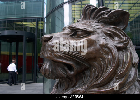 Teil eines Paares von Löwen-Statuen (genannt "Stitt' nach ehemaligen Shanghai HSBC Manager) außerhalb HSBC Building, 8 Canada Square London Stockfoto