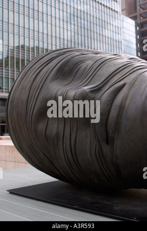 Testa Addormentata Skulptur (1983) des polnischen Künstlers Igor Mitoraj in Canary Wharf London, England Stockfoto