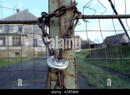 Verschlossene Tor eines ehemaligen sozialistischen kollektiviert Bauernhof (LPG), Ostingersleben, Deutschland Stockfoto