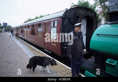 Ein Mann und sein Hund arbeiten Dampf Zug Ribble Valley Lancashire UK Stockfoto