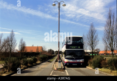 Laufe 66, ein Bus Service zwischen Ipswich und Martelsham, die teilweise auf spezielle geführte Fahrbahnen Kesgrave, Suffolk, Großbritannien läuft. Stockfoto