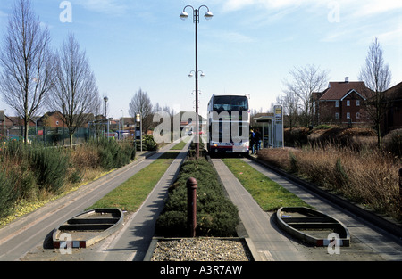 Superoute 66 eine Busverbindung zwischen Ipswich und Martelsham, die teilweise auf eine spezielle geführte Bahnen in Kesgrave, Suffolk, UK läuft. Stockfoto