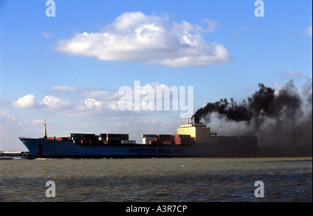 Kohlendioxid-Emissionen aus den Motoren eines Containerschiffes verlassen den Hafen von Felixstowe, Suffolk, UK. Stockfoto