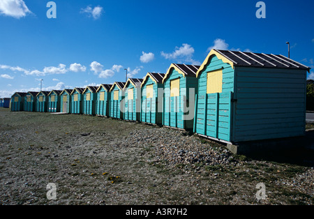 Reihe von bunten Strandhäuschen in Littlehampton Stockfoto