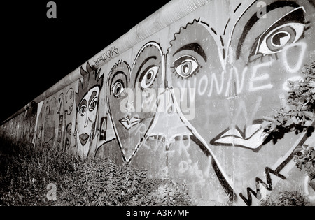Europäische Geschichte. Historische Berliner Mauer in der Nacht in West-Berlin in Deutschland in Europa während des Kalten Krieges. Stockfoto