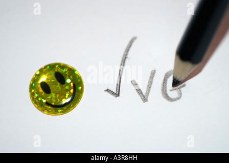 Smiley-Gesicht-Aufkleber Bleistift schreiben Stockfoto