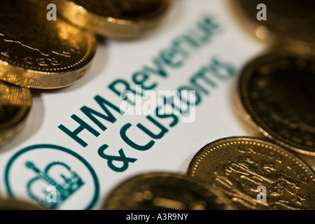 HM Revenue Zollbeleg umgeben von Pfund-Münzen Stockfoto