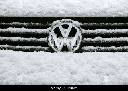 Schnee auf dem Kühlergrill eines VW Passat Stockfoto