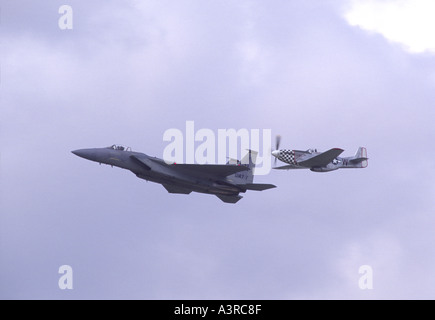 USAF F15C Adler mit P51D Mustang auf der RAF Fairford fliegen vorbei.  GAV 1094-38 Stockfoto