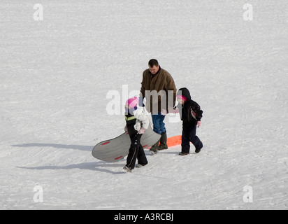 Vater und Kinder Rodeln Stockfoto