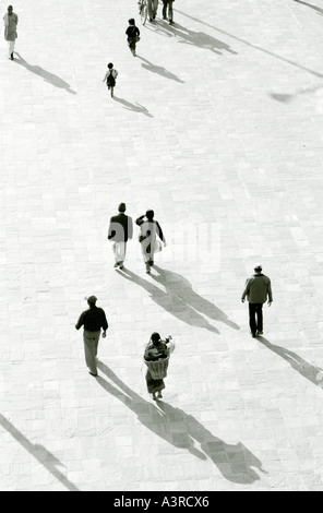Reisen Fotografie - Street Scene von Menschen zu Fuß in Kathmandu in Nepal in Südasien. Silhouette leben Lebensstil Stadt Stockfoto