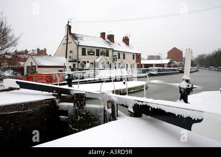 Grand Union Canal am Kap der guten Hoffnung Pub, verschneiten, Warwick, Warwickshire, England, UK Stockfoto