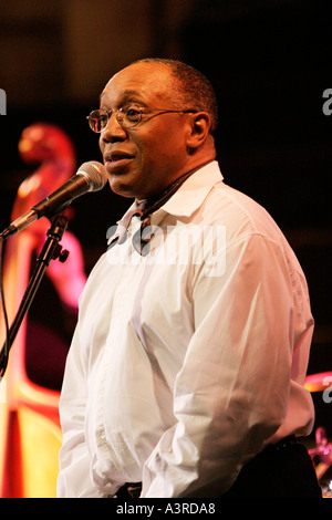 Jazz-Schlagzeuger Billy Cobham erklingt in St Andrews Hall, Norwich, 2004 Stockfoto