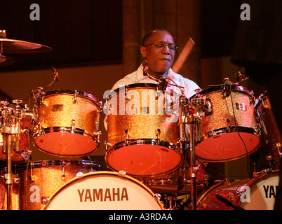 Jazz-Schlagzeuger Billy Cobham erklingt in St Andrews Hall, Norwich, 2004 Stockfoto