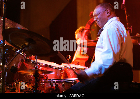 Jazz-Schlagzeuger Billy Cobham erklingt in St Andrews Hall, Norwich, 2004 Stockfoto