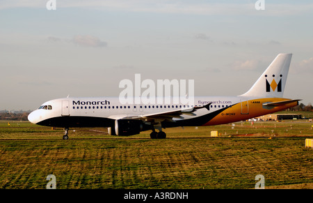 Monarch Airlines Airbus A320 Rollen am Flughafen Birmingham, West Midlands, England, UK Stockfoto