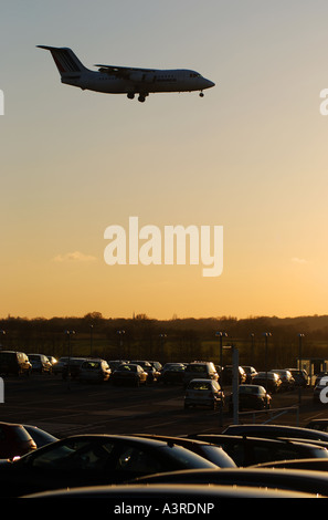 Air France Cityjet BAe 146 Flugzeuge Landung bei Sonnenuntergang am Flughafen Birmingham, West Midlands, England, UK Stockfoto