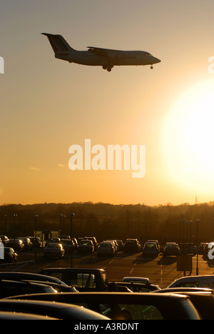 Air France Cityjet BAe 146 Flugzeuge Landung bei Sonnenuntergang am Flughafen Birmingham, West Midlands, England, UK Stockfoto