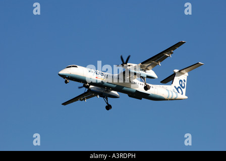 Flybe Strich acht Flugzeuge nähert sich der internationale Flughafen Birmingham, West Midlands, England, UK Stockfoto