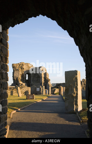 Porth Allanol oder äußere Tor des 13. Jahrhunderts Aberystwyth Burgruine auf Castle Point umrahmt von Bogen in Porth Newydd oder neues Tor Stockfoto