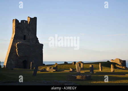 13. Jahrhundert bleibt Aberystwyth Burgruine mit Porth Newydd oder neue Tor auf Castle Point mit Meer hinaus Stockfoto