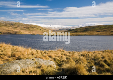 Malerische ländliche Ansicht von Llyn Nant y moch Vorratsbehälter in den Moorlandschaften mit Schnee auf plynlimon Berg Pumlumon Fawr im Winter. Ceredigion Mid Wales UK Stockfoto