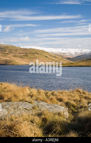 Malerische ländliche Ansicht von Llyn Nant y moch Vorratsbehälter in den Moorlandschaften mit Schnee auf plynlimon Berg Pumlumon Fawr im Winter. Ceredigion Mid Wales UK Stockfoto