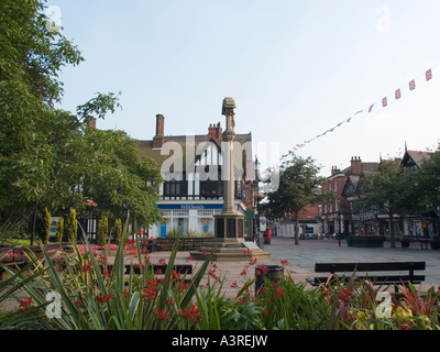 NANTWICH SQUARE und Kriegerdenkmal von 'High Street' in ' Markt ' Altstadt mit schwarzen und weißen Tudor-Gebäude Stockfoto