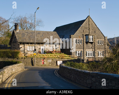 Alte Brücke Pont-y-paar ca. 1470, altes Landhaus aus Stein-Haus in Snowdonia Dorf von Betws-y-Coed Conwy North Wales UK Großbritannien Stockfoto