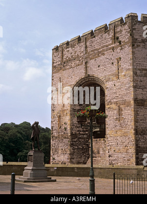 Caernarvon Gwynedd North Wales UK STATUE von R H DAVID LLOYD GEORGE neben Caernarvon castle Stockfoto