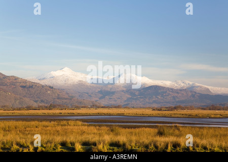 Afon Glaslyn Fluss und Glaslyn Sümpfe Site of Special Scientific Interest mit Schnee in den Bergen von Snowdon Porthmadog Gwynedd Stockfoto