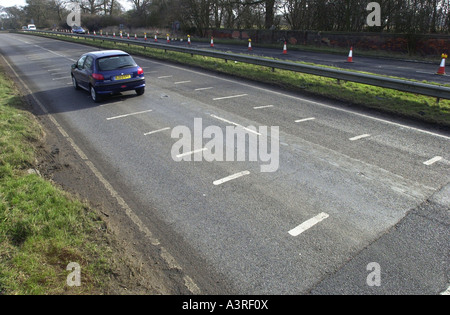 Linien auf einer Schnellstraße, die Maßnahme zu helfen ist die Geschwindigkeit eines Autos fahren. UK Stockfoto