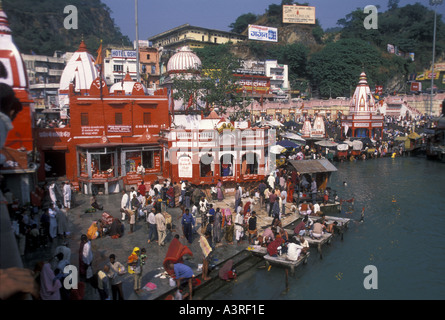 Menschenmassen baden im heiligen Fluss Ganga in Haridwar, heilige Stadt, wo die Kumbh Mela wird alle 12 Jahre gehalten, Uttarakhand Staat, Indien. Stockfoto