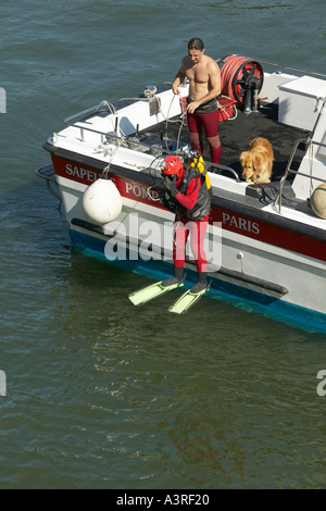 Feuerwehr-Fluss-Gerät in Betrieb auf der Seine in Paris Frankreich Juli 2004 Stockfoto