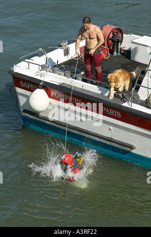 Feuerwehr-Fluss-Gerät in Betrieb auf der Seine in Paris Frankreich Juli 2004 Stockfoto