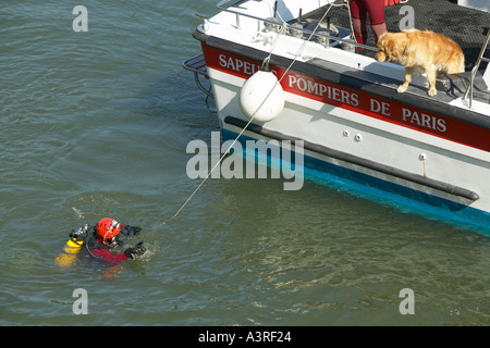 Feuerwehr-Fluss-Gerät in Betrieb auf der Seine in Paris Frankreich Juli 2004 Stockfoto