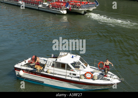 Feuerwehr-Fluss-Gerät in Betrieb auf der Seine in Paris Frankreich Juli 2004 Stockfoto