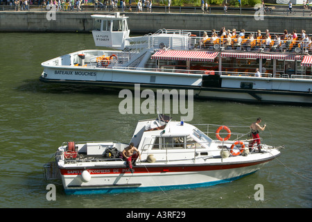 Feuerwehr-Fluss-Gerät in Betrieb auf der Seine in Paris Frankreich Juli 2004 Stockfoto