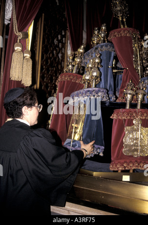 JUDENTUM die heiligen Schriftrollen werden von Rabbiner Jackie Tabbick von der britischen Reform aus der Arche entfernt, sie wurde 1975 erste Rabbinerin in Großbritannien. Stockfoto