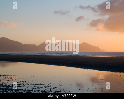 Wellige Sandbank auf leeren Strand bei Ebbe am Sonnenuntergang Dinas Dinlle Gwynedd Wales ausgesetzt Stockfoto