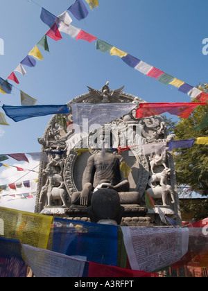 BUDDHA-Schrein dekoriert mit Gebetsfahnen an Namobuddha Stupa in den Ausläufern des Himalaya Panauti Tal von Kathmandu-Nepal Stockfoto