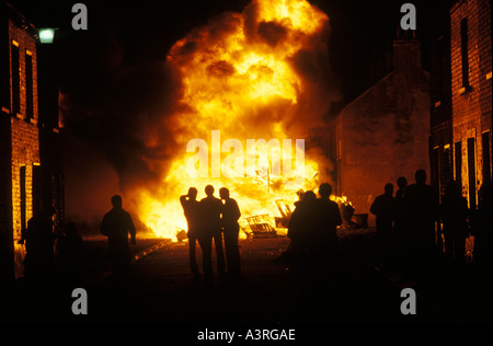 Die Protestant Orange Day Parade Bonfire, das jährliche Festival in Belfast am 12. Juli, um die Schlacht am Boyne zu feiern. Nordirland 1985 UK 1980s.. Stockfoto