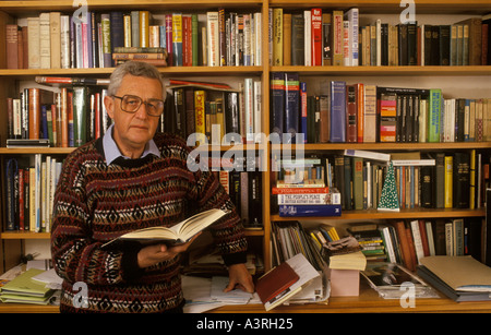 John Cole, (23. November 1927 – 7. November 2013) zu Hause in Süd-London 1980er Anfang 1990er. Journalist, BBC-Redakteur, UK HOMER SYKES Stockfoto