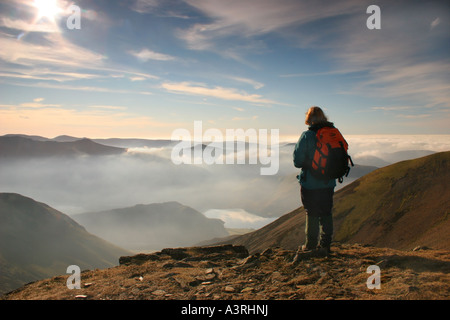 Genießen den Blick über das Crumock Wasser vom Gipfel des Grasmoor Seenplatte Cumbria Walker Hill Stockfoto