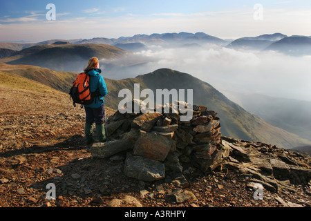 Frau Walker, genießen den Blick über Whiteless Rand von Grasmoor Seenplatte Cumbria Stockfoto